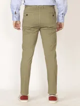 Pantalón chino de hombre color verde oliva, corte slim, con cierre de botón y cremallera.