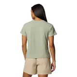 Remera de manga corta Columbia con cuello redondo acanalado, confeccionada en tejido elástico con tecnología Omni-Wick que absorbe la humedad y protección solar Omni-Shade UPF 50. Presenta un diseño liso en color verde con el logo de la marca estampado en el pecho.