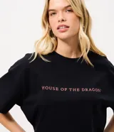 Remera de algodón color negro con cuello redondo y mangas cortas. Presenta un estampado frontal con el logo de la serie House of the Dragon en color rosado.