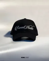 Gorra negra con logo Rona Studio bordado en el frente, ajuste trasero regulable y estructura firme.