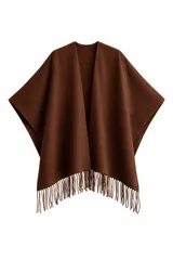 Ruana de tejido suave color marrón, con diseño abierto y borde inferior decorado con flecos largos.