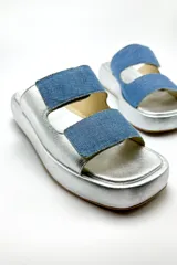 Sandalias plateadas con plataforma alta y dos tiras de denim celeste.