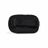 Riñonera Adidas de diseño compacto en color negro, con cierre principal y correa de mano integrada. Presenta el logo de la marca estampado en color plateado en el frente.