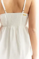 Vestido corto color verde agua, con breteles finos, tablas en la parte superior y falda suelta.