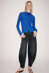 Jeans de tiro alto ZW Collection, color negro con efecto deslavado, corte tapered y diseño bombacho con raya planchada al frente.