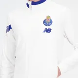 Campera deportiva blanca con detalles en azul, cierre frontal, bolsillos laterales con cierre y logo del FC Porto y New Balance en el pecho.