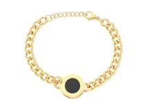 Pulsera dorada de acero con dije circular con incrustación de ónix negro.