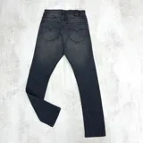 Pantalón jean negro skinny con roturas en las rodillas y muslos.