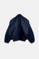 Chaqueta bomber negra ZW Collection con acolchado interior, cuello envolvente de solapa cruzada, mangas largas con puños elásticos y bajo con elástico.