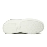 Championes urbanos blancos de plataforma, con logo lateral Diadora en glitter plateado y detalles en plateado en el talón.