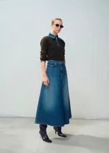Falda larga de denim en tono azul medio, de corte evasé y tiro alto.