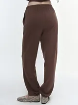 Pantalón deportivo de calce relajado con cintura y puños elastizados. Cuenta con bolsillos laterales y un diseño minimalista.