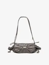 Bolso de hombro Diesel Scrunch-D, color gris oscuro metalizado, con diseño arrugado y logo "D" en la solapa delantera. Cuenta con cierre de cordón ajustable y correa de hombro regulable.