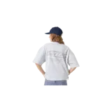 Remera oversize gris melange de manga corta con gran estampado tipográfico plateado en la espalda.