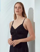 Chemise corta color rosa con breteles finos regulables y aplique de encaje en el busto.