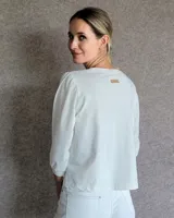 Remera de algodón con cuello redondo y mangas abullonadas de textura diferenciada. Presenta un diseño versátil con cuerpo de algodón y mangas de tussor al tono.