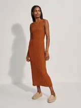 Vestido midi de punto color marrón, sin mangas y con cuello redondo.