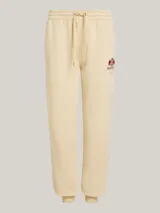 Pantalón de jogging color crema, de corte cónico, con cintura elástica ajustable con cordón, bolsillos laterales y logo bordado en la pierna.