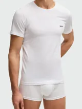 Pack de tres remeras interiores blancas de manga corta, cuello redondo y corte ajustado, con el logo de BOSS bordado en negro en el pecho.
