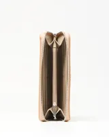 Billetera Edita de símil cuero color beige, con cierre perimetral y aplique metálico frontal con las iniciales XL.