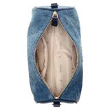 Cartera tipo bandolera Guess modelo Kassie, confeccionada en tela denim con efecto lavado. Presenta cierre superior, herrajes metálicos dorados y correa ajustable de cuero sintético oscuro.
