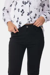 Pantalón de jean skinny de tiro medio, color celeste claro, con efecto desgastado y costuras en contraste.