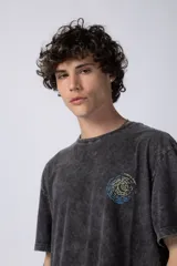 Remera de algodón con efecto de lavado desgastado tipo snow wash, de corte semi-oversize y manga corta. Presenta un pequeño estampado artístico en el pecho inspirado en la obra de Van Gogh.
