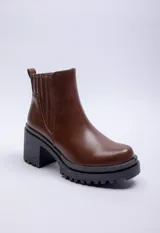 Bota de caña baja color negro, con elástico lateral, punta redonda y taco plataforma.