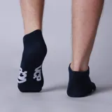 Medias de corte bajo color negro con detalle de marca en blanco, confeccionadas en tejido suave y elástico.