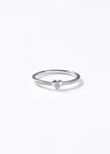 Anillo de plata 925 con diseño fino, detalle central de aplique en forma de corazón con zirconia engarzada y pavé de zirconias en los laterales.