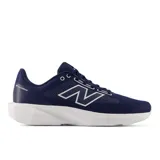 Championes de running New Balance modelo 413 V3, color azul marino con entresuela blanca. Presentan una parte superior de malla transpirable con el logo de la marca en los laterales y cierre mediante cordones.