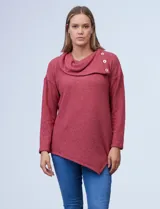 Buzo azul en tejido soft de la marca Ruby Rd. Tiene cuello volcado con aplique de botones y terminación de ruedo asimétrico.