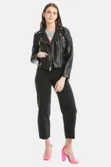 Campera negra de cuero sintético, estilo biker, con cierre cruzado y múltiples bolsillos con cremallera.