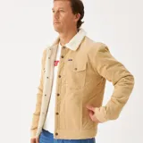 Campera Wrangler de pana color beige con cuello de piel sintética color crema, cierre frontal con botones metálicos, bolsillos con solapa abotonada en el pecho y bolsillos laterales.