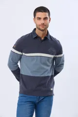 Remera polo de manga larga con diseño de bloques de color horizontales en tonos azul, verde y marrón. Presenta cuello clásico, cierre frontal con botones y bordado en el pecho. Cuenta con puños elásticos acanalados.