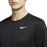 Remera deportiva Nike de hombre, confeccionada con tecnología Dri-FIT para mayor transpirabilidad y gestión de la humedad. Presenta un diseño de cuello redondo, mangas cortas y tejido de malla técnica en la parte superior del pecho y espalda, con el logo de la marca estampado en el frente.