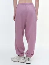 Pantalón tipo jogger de algodón con cintura elástica y cordón ajustable. Presenta bolsillos laterales y puños elásticos en los tobillos, con un corte holgado y cómodo.