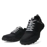 Championes Caterpillar modelo Hex Ready Low Mesh, color negro con cordones grises. Presenta un diseño robusto con paneles de malla y refuerzos de gamuza, suela de goma con relieve y logo de la marca en el lateral.