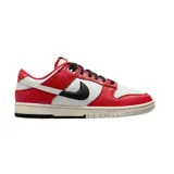 Championes Nike Dunk Low, color blanco con detalles en rojo y negro.