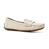 Mocasín color beige con plantilla de cuero y suela marrón.