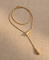 Collar de acero con baño de oro, diseño tipo corbatero con dije en forma de gota.