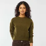 Sweater corto color verde oliva de tejido de punto suave con cuello redondo y mangas largas.