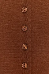 Top de tejido de punto color marrón óxido, manga corta y cuello mao con cierre frontal de botones.