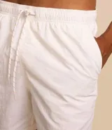 Bermuda de microfibra color salmón, con cintura elástica ajustable con cordón y aberturas laterales en el ruedo.