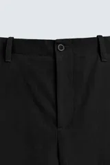 Pantalón de corte balloon fit confeccionado en una mezcla de lyocell y algodón. Presenta cierre frontal con cremallera y botón, bolsillos laterales y bolsillos traseros de vivo.