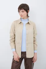 Camisa de estilo casual confeccionada en material tipo gamuza color marrón, con cuello clásico, cierre frontal con botones y costuras a la vista en tono contrastante.