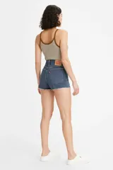 Short de jean azul de tiro alto con efecto desgastado y terminación desflecada.