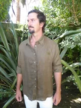 Camisa de lino azul marino para hombre, de corte oversize, con mangas largas, cuello camisero y cierre frontal con botones claros.