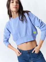 Buzo cropped lila de manga larga con apliques de brillos.