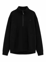 Buzo de cuello alto con cierre frontal parcial, manga larga y puños elásticos. Presenta un diseño minimalista en color negro con un pequeño logo bordado en el pecho.